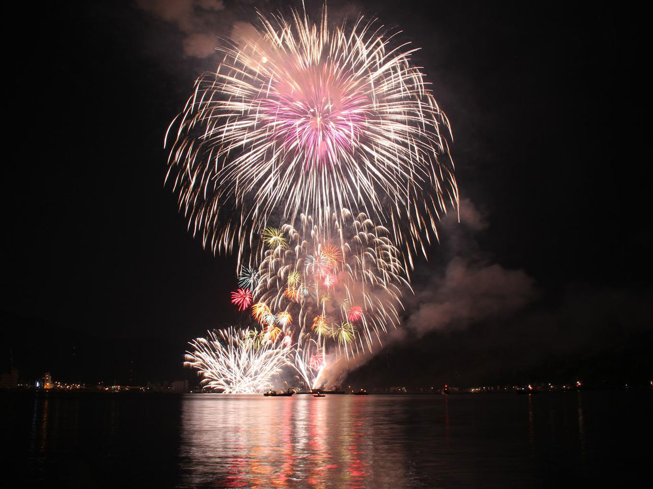 宇和島湾の海上花火
